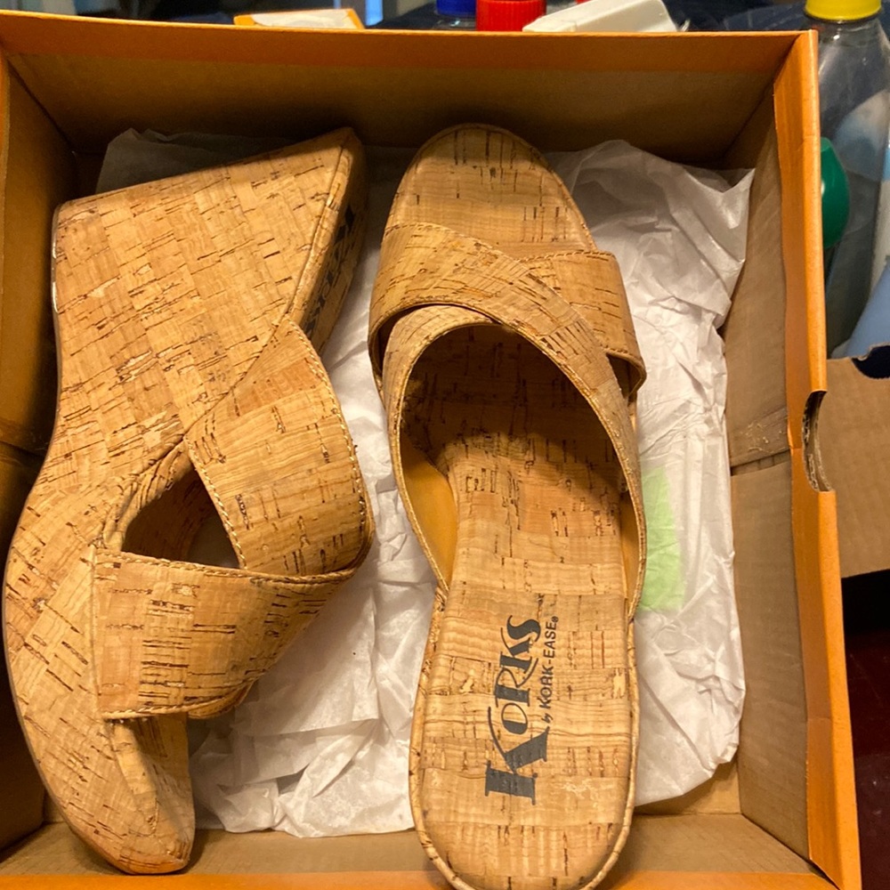 Various sandals. Sizes 7, 7.5, 8. The colors are cork, brown, black, and blue.